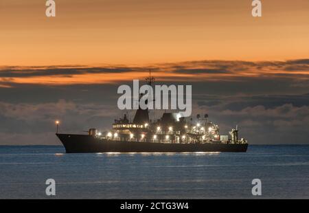 Bullins Bay, Cork, Irland. September 2020. Marineschiff LÉ George Bernard Shaw vor Anker vor Sonnenaufgang nach der Nacht vor Anker in Bullins Bay vor dem Old Head of Kinsale, Co. Cork, Irland. - Credit; David Creedon / Alamy Live News Stockfoto