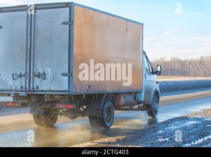 LKW geht auf Winter-Autobahn in sonnigen Tag Stockfoto