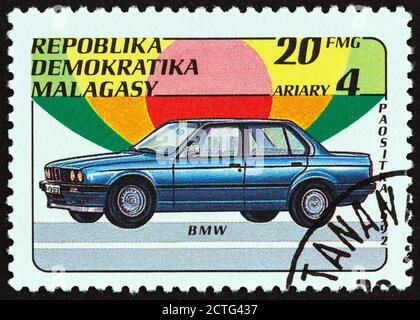 MADAGASKAR - UM 1993: Eine in Madagaskar gedruckte Marke aus der 'Automobiles'-Ausgabe zeigt BMW, um 1993. Stockfoto