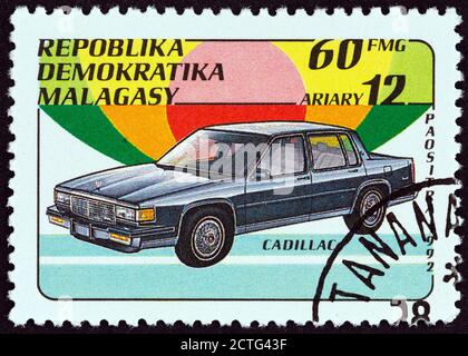 MADAGASKAR - UM 1993: Eine in Madagaskar gedruckte Marke aus der 'Automobiles'-Ausgabe zeigt Cadillac, um 1993. Stockfoto