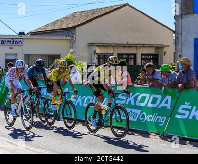 Les Grands Ajoncs, Frankreich -09. September 2020: Der slowenische Radfahrer Primoz Roglic trägt das Gelbe Trikot und spült im Hauptfeld während der Etappe 1 Stockfoto