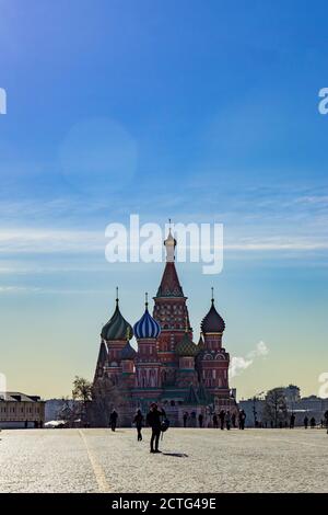 Moskau, Russland - 03. März 2019: Touristen zu Fuß in Moskau Zentrum. Kathedrale St. Basiliken und Roter Platz Stockfoto