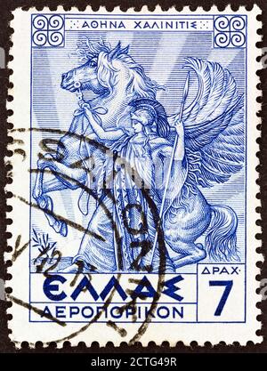 GRIECHENLAND - UM 1935: Eine in Griechenland gedruckte Briefmarke aus der Ausgabe 'Luftpost - Griechische Mythologie' zeigt die Göttin Athena, um 1935. Stockfoto
