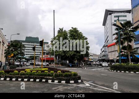 Vielbefahrene Straßenkreuzung im Zentrum der Hauptstadt Suva in Viti Levu, Fidschi. Fidschi hat einen Archipel von mehr als 300 Inseln im Süden Pacifi Stockfoto