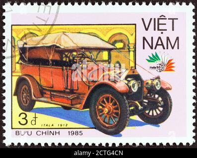 VIETNAM - UM 1985: Eine in Nordvietnam gedruckte Briefmarke aus der Ausgabe 'Italia '85 International Stamp Exhibition, Rome' zeigt Itala, 1912. Stockfoto