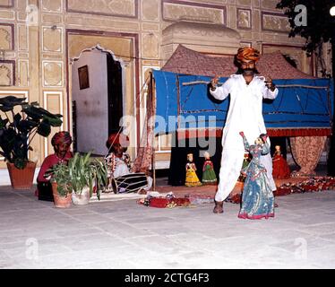 Pupeteer in traditioneller indischer Kleidung, die im Samode Palast, Samode, Rajasthan, Indien auftrat. Stockfoto