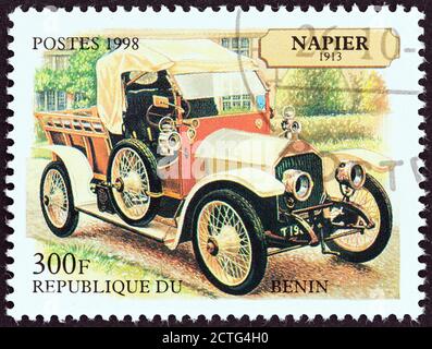 ENIN - UM 1998: Eine in Benin gedruckte Briefmarke aus der 'Motor Cars'-Ausgabe zeigt Napier Delivery Car, 1913, um 1998. Stockfoto