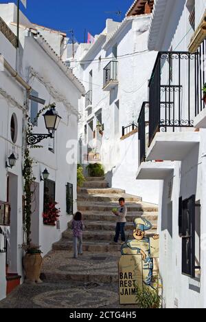 Blick entlang einer typischen Dorfstraße in einem weiß getünchten Dorf, Frigiliana, Spanien. Stockfoto