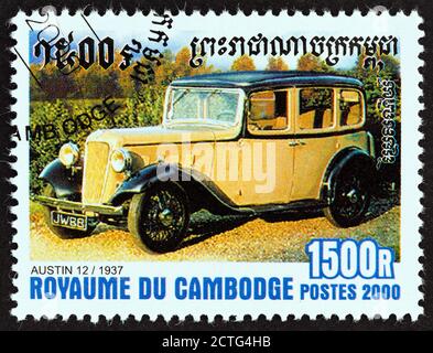 AMBODIA - UM 2000: Eine in Kambodscha gedruckte Briefmarke zeigt Austin 12, 1937, um 2000. Stockfoto