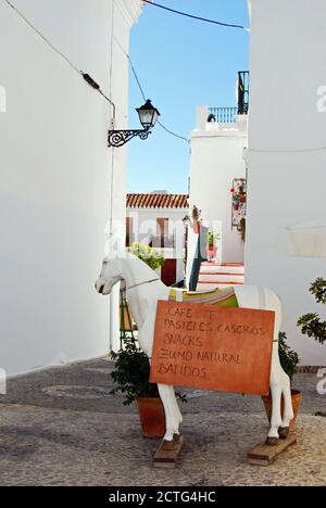 Café Zeichen in Form eines Esels entlang einer Dorfstraße, Frigiliana, Spanien. Stockfoto