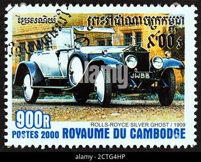 KAMBODSCHA - UM 2000: Eine in Kambodscha gedruckte Briefmarke zeigt Rolls-Royce Silver Ghost, 1909, um 2000. Stockfoto