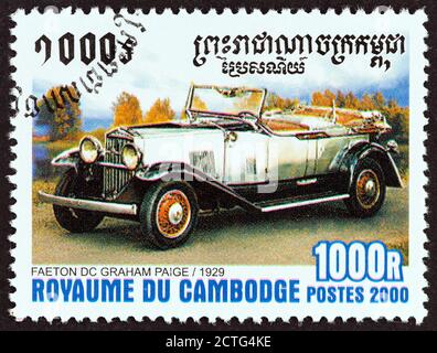 KAMBODSCHA - UM 2000: Eine in Kambodscha gedruckte Briefmarke zeigt Faeton DC Graham Paige, 1929, um 2000. Stockfoto