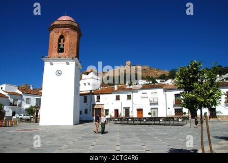 Kirchturm auf dem Stadtplatz mit der Burg nach hinten, Jimena de la Frontera, Andalucia, Spanien. Stockfoto