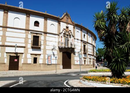 Blick auf die runde Stierkampfarena (plaza de Toros), Antequera, Spanien. Stockfoto