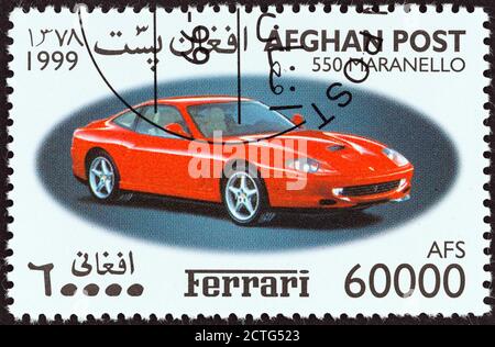 AFGHANISTAN - UM 1999: Eine in Afghanistan gedruckte Marke aus der 'Ferrari Automobiles'-Ausgabe zeigt einen Ferrari 550 Maranello, um 1999. Stockfoto