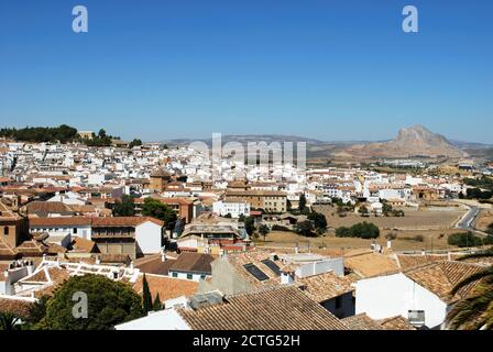 Blick nach Norden über die Dächer in Richtung Lovers Rock, Antequera, Spanien. Stockfoto