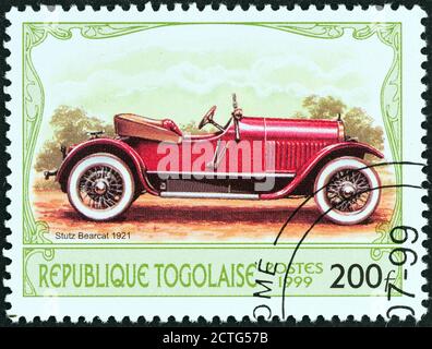 TOGO - UM 1999: Eine in Togo gedruckte Briefmarke aus der Ausgabe 'Antique Automobiles' zeigt einen Stutz Bearcat, 1921, um 1999. Stockfoto