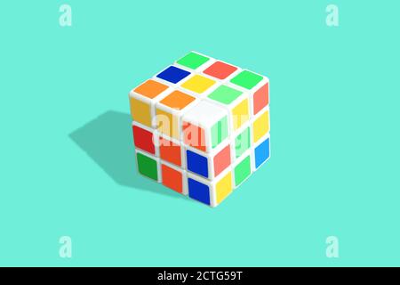 Rubik's Würfel isoliert auf blauem Hintergrund Stockfoto
