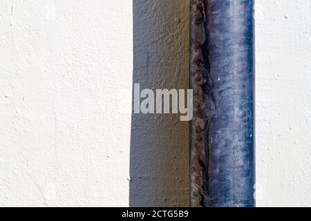 Abflussrohr an der Wand, Spalt für Kopierraum Stockfoto