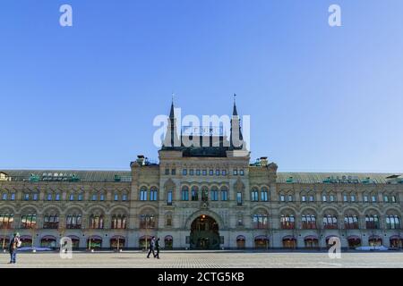 RUSSLAND, MOSKAU - 03. MÄRZ 2019: Rotes Quadrat, Ansicht von GUM (Hauptuniversal-Geschäft) Kaufhaus Stockfoto