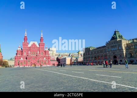 Moskau, Russland - 03. März 2019: Russisches Historisches Museum und GUM-Abteilung auf dem Roten Platz. Stockfoto