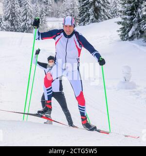 Skater tun Training Session in wunderschönen winterlichen Natur Stockfoto