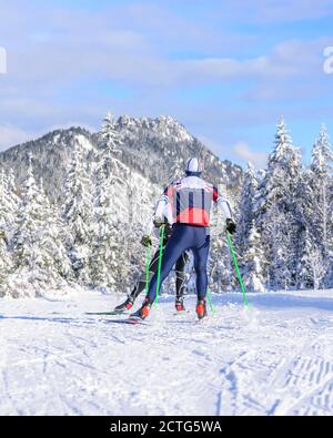 Skater tun Training Session in wunderschönen winterlichen Natur Stockfoto