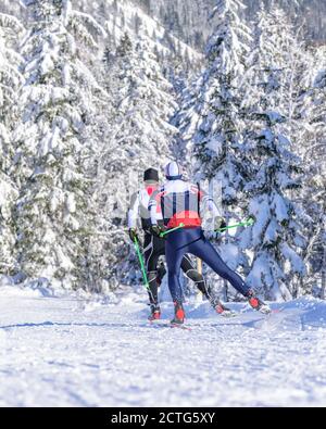 Skater tun Training Session in wunderschönen winterlichen Natur Stockfoto