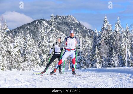 Skater tun Training Session in wunderschönen winterlichen Natur Stockfoto
