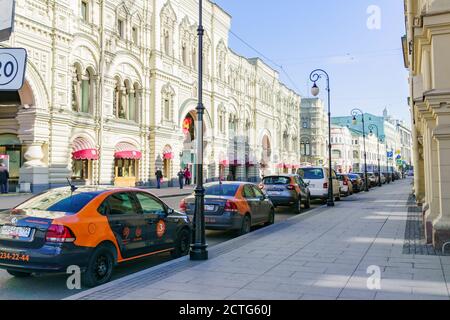 Moskau, Russland - 03. März 2019: Moskau Carsharing Autos (pro Minute Autovermietung) geparkt entlang GUM Kaufhaus im Stadtzentrum. Stockfoto