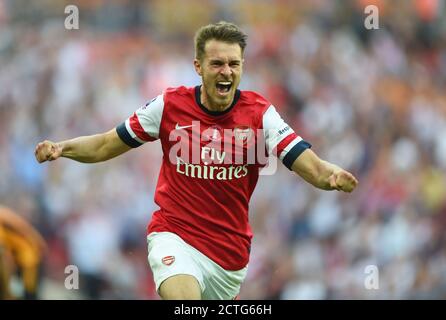 AARON RAMSEY FEIERT DAS SCORING DES GEWINNERS IN DER EXTRAZEIT. ARSENAL V HULL CITY. FA CUP FINALE. BILD : © MARK SCHMERZ Stockfoto