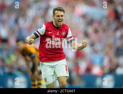 AARON RAMSEY FEIERT DAS SCORING DES GEWINNERS IN DER EXTRAZEIT. ARSENAL V HULL CITY. FA CUP FINALE. BILD : © MARK SCHMERZ Stockfoto