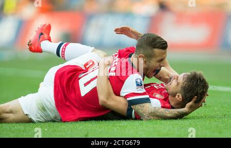 AARON RAMSEY FEIERT MIT WILSHERE DEN SIEGER IN DER EXTRAZEIT. ARSENAL V HULL CITY. FA CUP FINALE. PIC : © MARKIEREN SCHMERZEN Stockfoto