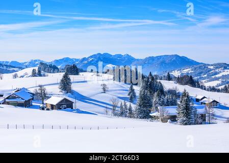 Frischer Neuschnee und ein kalter Winternachmittag im Allgäu - Eindrücke aus den bayerischen Bergen. Stockfoto