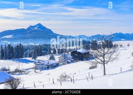 Frischer Neuschnee und ein kalter Winternachmittag im Allgäu - schöne Eindrücke aus den bayerischen Bergen. Stockfoto