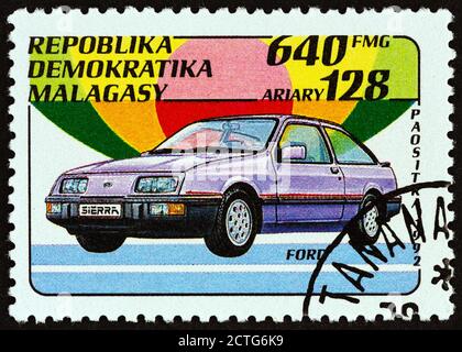 MADAGASKAR - UM 1993: Eine in Madagaskar gedruckte Marke aus der 'Automobiles'-Ausgabe zeigt Ford, um 1993. Stockfoto