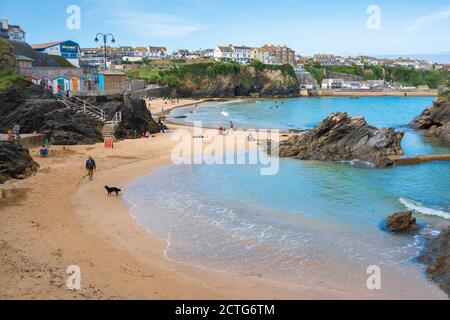 Cornwall traditionelle Bucht, Blick auf die Menschen entspannen zwischen den Buchten auf Towan Beach in Newquay, Cornwall, Südwesten England, Großbritannien Stockfoto