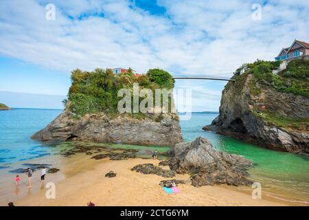 Reisen Sie nach Großbritannien und sehen Sie im Sommer eine Familie, die in der Nähe der „Insel“ am Towan Beach in Newquay, Cornwall, Südwesten Englands, Großbritannien, steht Stockfoto