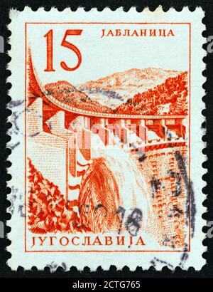 JUGOSLAWIEN - UM 1958: Eine in Jugoslawien gedruckte Briefmarke zeigt Jablanica Dam, um 1958. Stockfoto