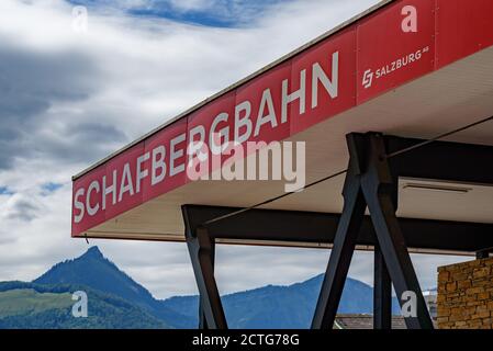 Die SchafbergBahn ist die steilste Zahnradbahn Österreichs. Seit 1893 haben mächtige Dampflokomotiven ihren Weg von der seeseitigen Basis stat angetrieben Stockfoto