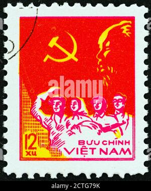 VIETNAM - UM 1978: Eine in Nordvietnam gedruckte Briefmarke zeigt Arbeiter, Bauer, Soldat und Intellektueller, um 1978. Stockfoto