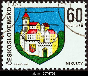 TSCHECHOSLOWAKEI - UM 1973: Eine in der Tschechoslowakei gedruckte Briefmarke aus der Ausgabe "Wappen der tschechischen Regionalhauptstädte" zeigt das Wappen der Stadt Mikulov. Stockfoto