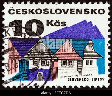 TSCHECHOSLOWAKEI - UM 1972: Eine in der Tschechoslowakei gedruckte Briefmarke aus der Ausgabe "Regionale Gebäude" zeigt Holzhäuser, Liptov. Stockfoto