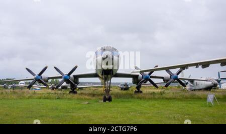 18. Juli 2018, Region Moskau, Russland. Sowjetisches Turboprop-Passagierflugzeug Tupolev TU-114 im Zentralmuseum der russischen Luftwaffe in Monino. Stockfoto