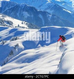 Tapfere Skifahrer springen aus Schnee Wochen Stockfoto