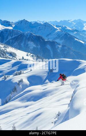 Tapfere Skifahrer springen aus Schnee Wochen Stockfoto