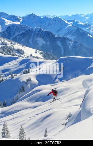 Tapfere Skifahrer springen aus Schnee Wochen Stockfoto