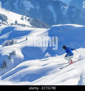 Tapfere Skifahrer springen aus Schnee Wochen Stockfoto