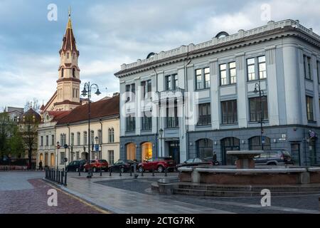 26. April 2018 Vilnius, Litauen. Passanten auf einer der Straßen im Zentrum von Vilnius. Stockfoto