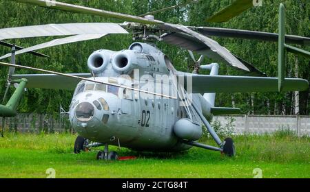 18. Juli 2018, Region Moskau, Russland. Sowjetische Hubschrauber-basierte Command Post Mil Mi-6 im Zentralmuseum der russischen Luftwaffe in Monino. Stockfoto